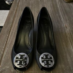 Tory Burch Chelsea wedge with silver logo